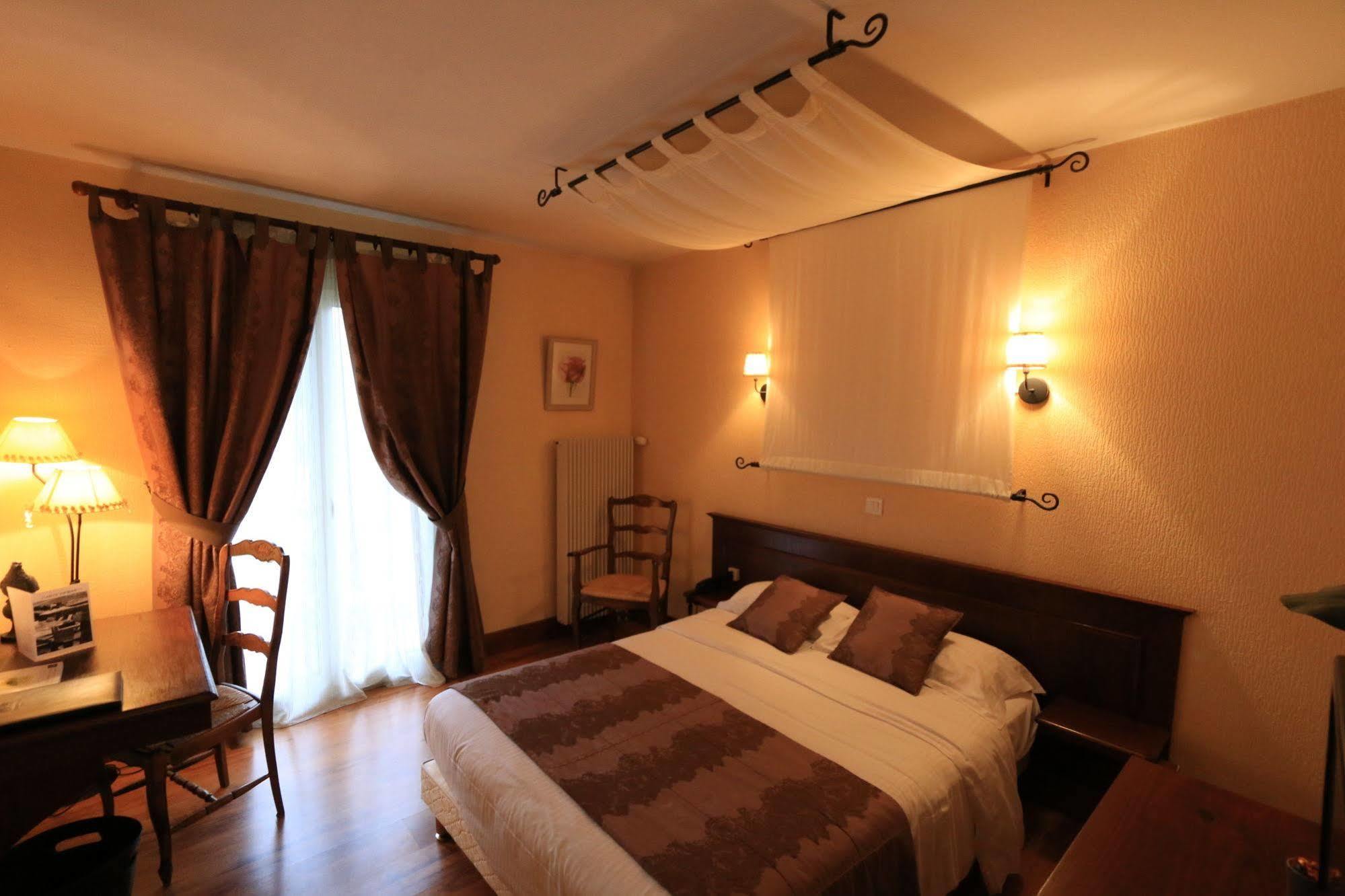 Logis Hotel Le Petit Casset La Boisse Exterior foto
